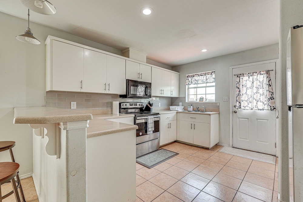 4 Mi to Dtwn Brownsville: Family Home w/ Yard!