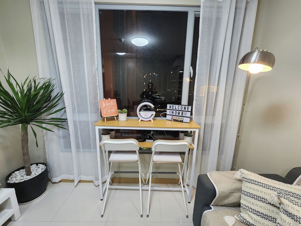 Cozy 1BR Condo in Mandaluyong City With City Skyline View