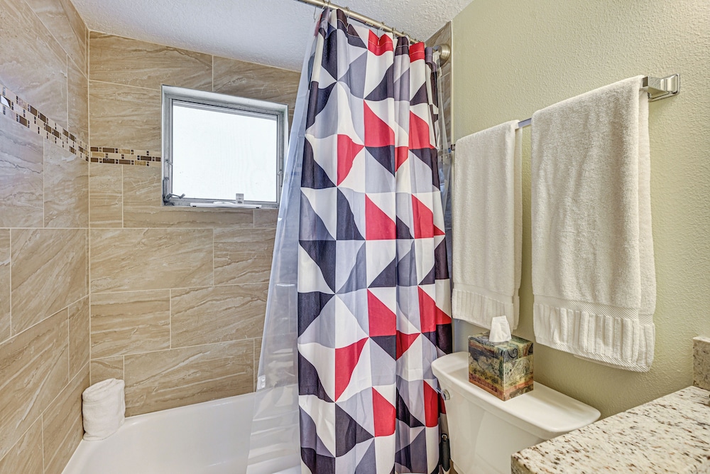 Swim, Fish & Relax: Port Richey Gem w/ Yard!