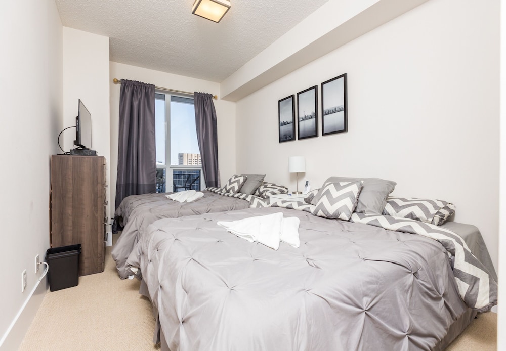 Applewood Suites - CN Tower & Convention