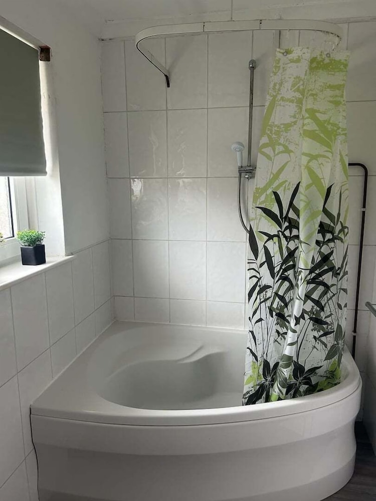 Family & Group Stay 3 Bedroom Swansea Home