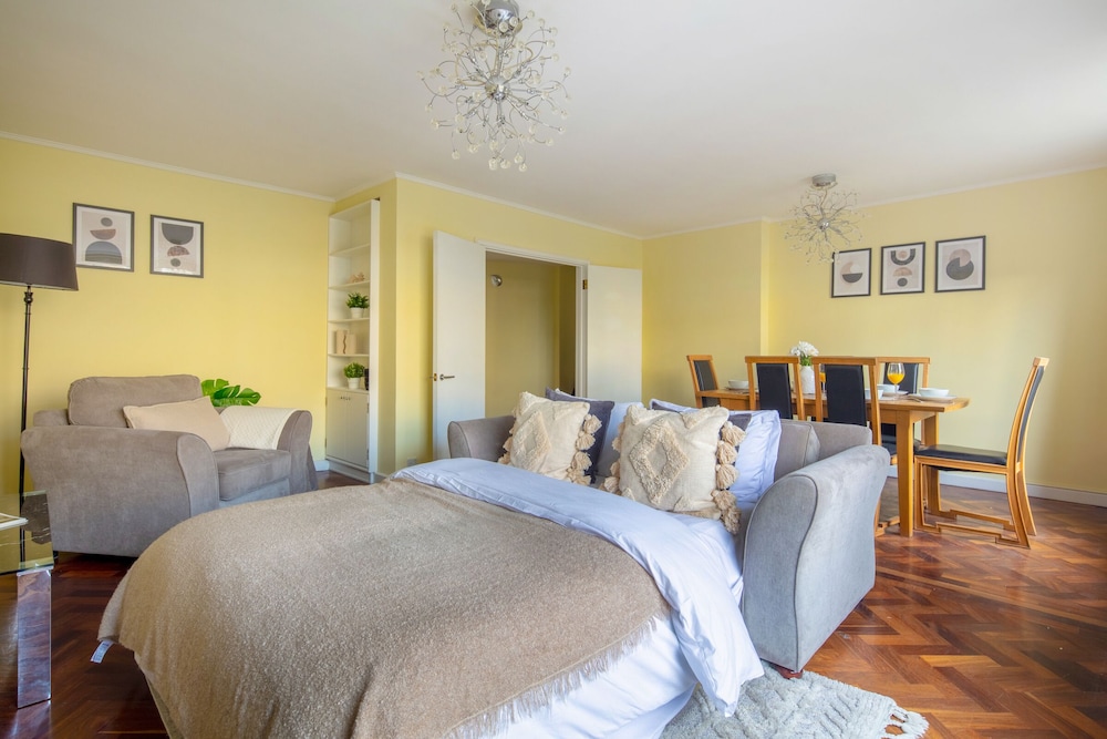 Elegant & Airy 2BR near Regents Park