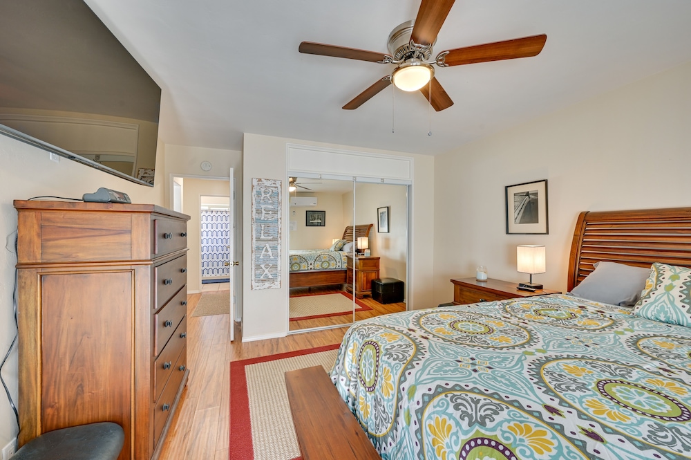 Pacific Beach Apartment: Walk to Beach & Pier!