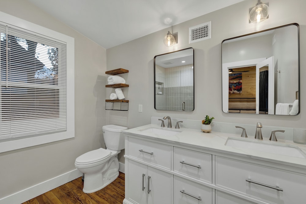 Tolle Haus: W/pool & Firepit-walk to Schlitterbahn, Comal Chutes & Downtown!