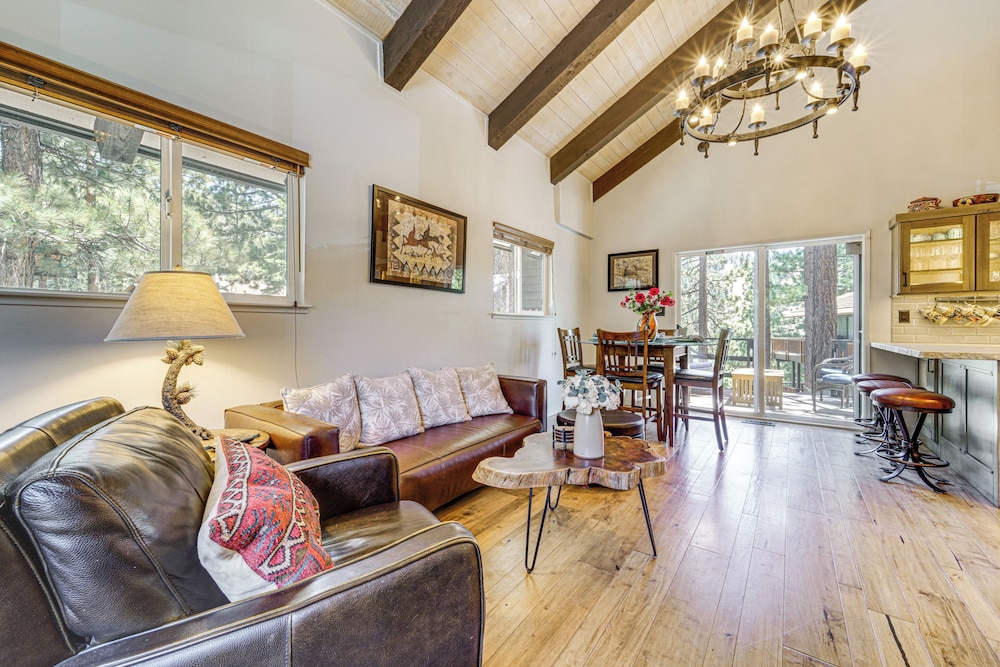 Walk to Diamond Peak: Luxe Chalet w/ Mtn-view Deck