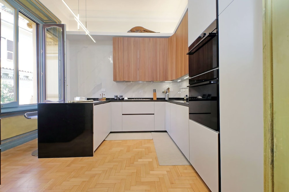 Rare Large and Elegant Rome Apartment in Prati Neighborhood Perfect for Families or Friends
