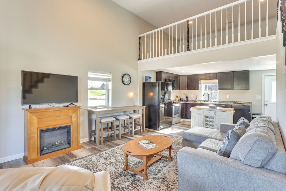 Golf Course Views: Oakland City Retreat