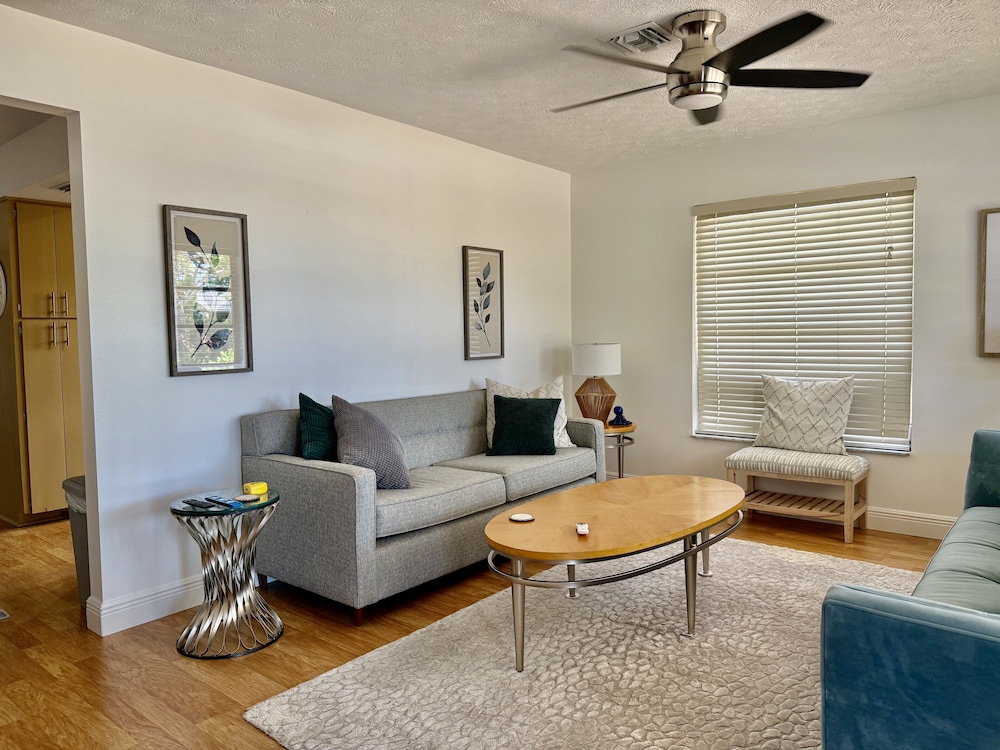 Naples Park Cottage 106th 6 Blocks Off Ocean 2 Bedroom Home