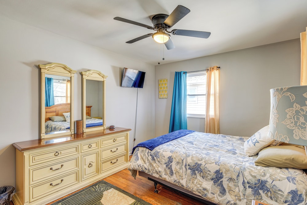 8 Mi to Dtwn Cleveland: Quiet Home w/ Fenced Yard