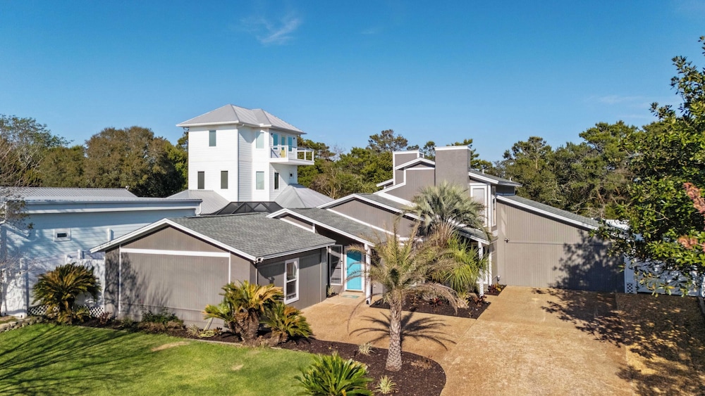 Spacious 3BR w/ Tiki Bar + Shared Pool Walk to Beach, Near 30A & Pier Park