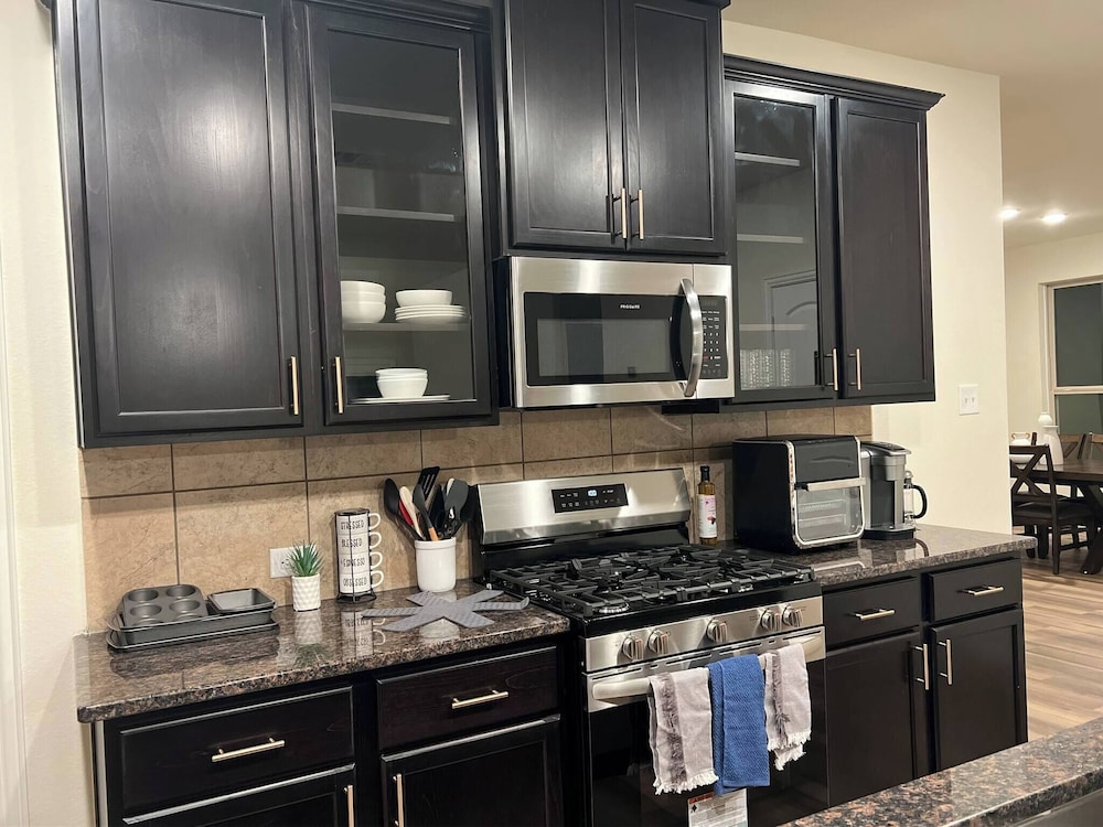 Balmoral Lakeside 5br 4ba House