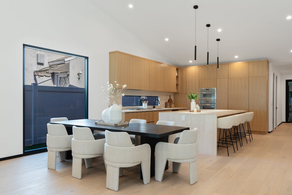 Noble Modern - Urban Sanctuary in Sherman Oaks With Poolside and Patio