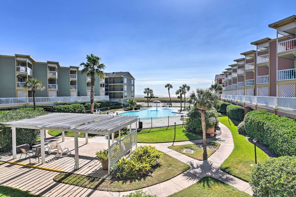 Walk to Galveston Beach: Resort Condo w/ Perks!