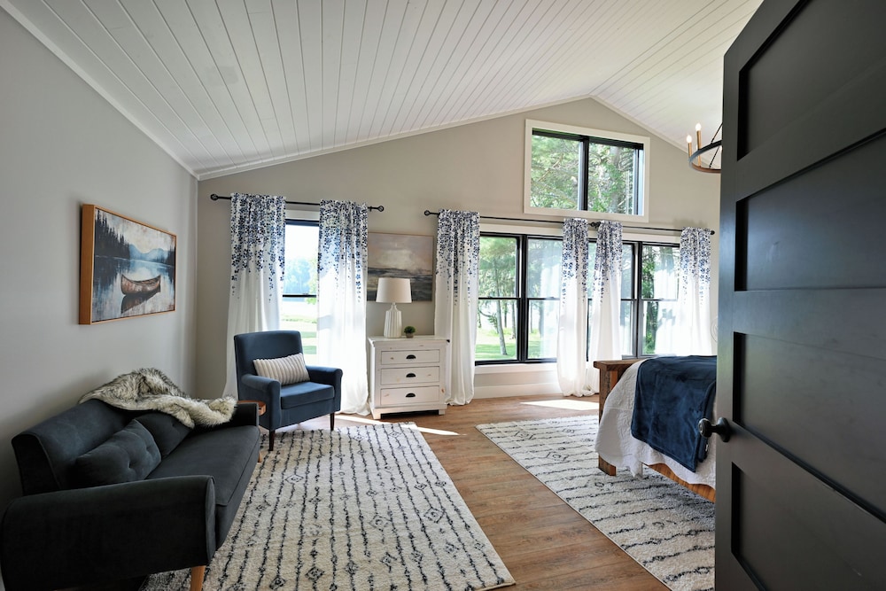 Modern Lakehouse Retreat on Lake Namakagon With Private Hot Tub