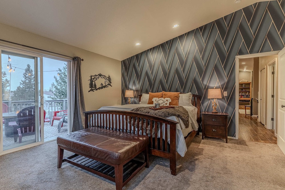 Hot Tub Pool Table Deck With Pilot Butte Views