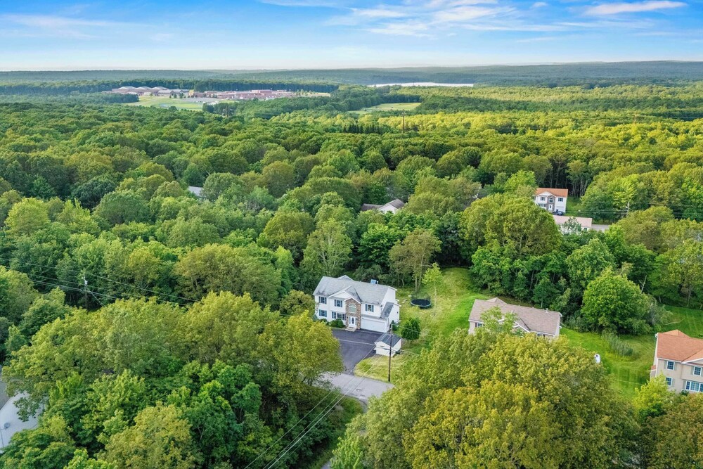 Birch Hollow by Avantstay Cozy Poconos Home w/ Fireplace, Soaking Tub & Kids Play Area