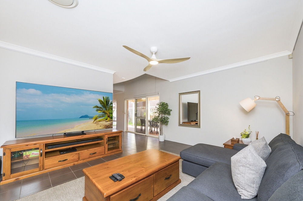 Stylish 3-bed Townhouse With Courtyard & BBQ
