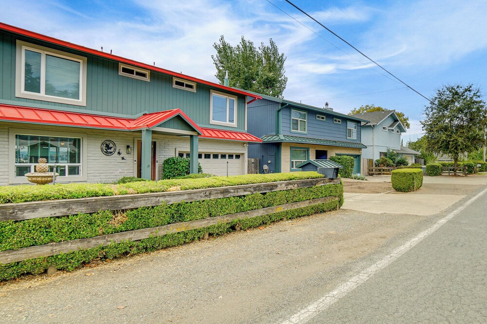 Waterfront Clear Lake Home w/ Game Room & Deck!