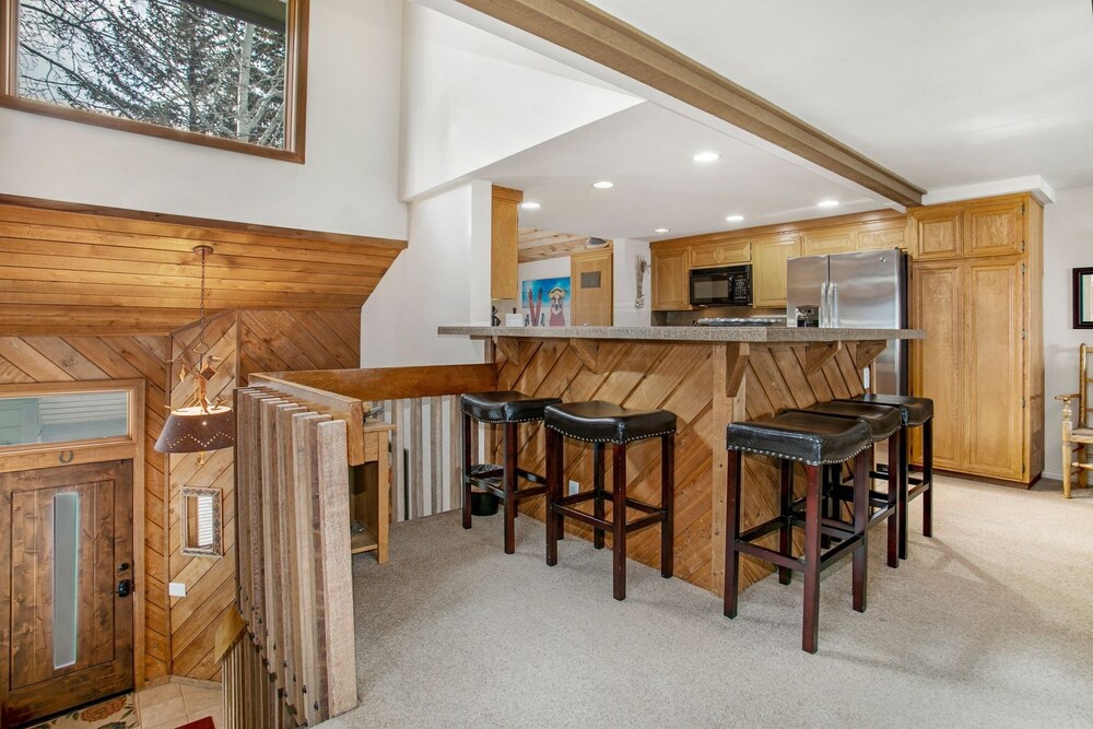 100 Ridgepoint 4 Bedroom Condo