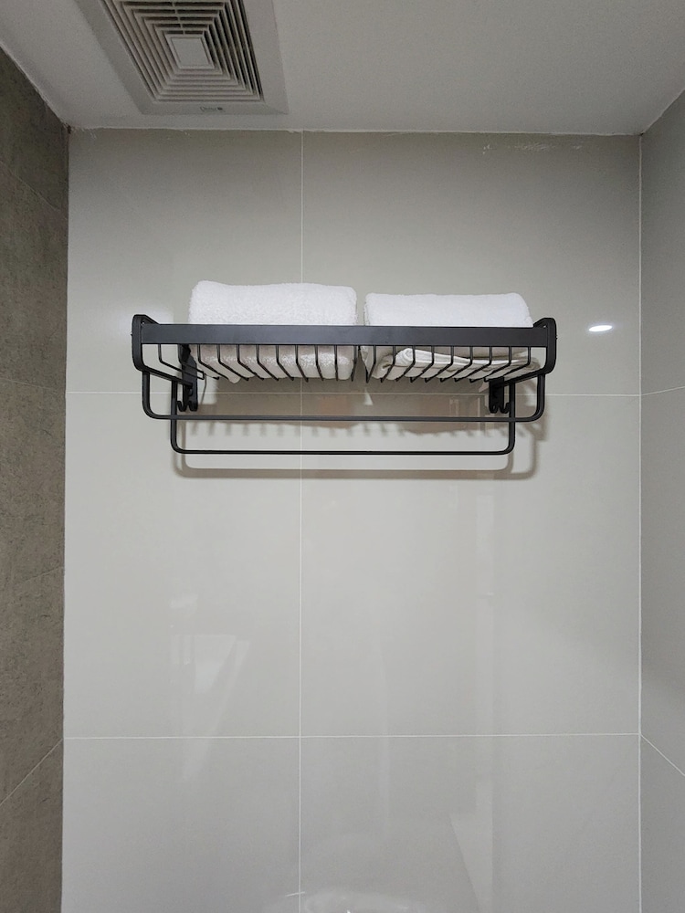 Cozy 1BR Condo in Mandaluyong City With City Skyline View