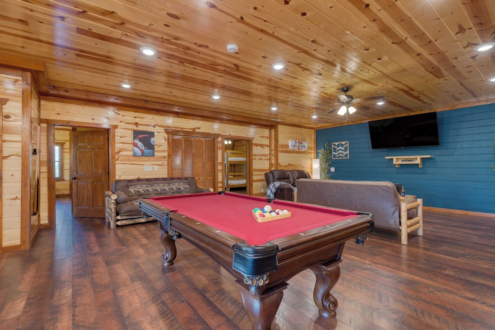 Dolly's Lodge by Avantstay Sleeps 28 - Luxe Smokies Cabin Game Room, Hot Tub, Views, Near Attractions