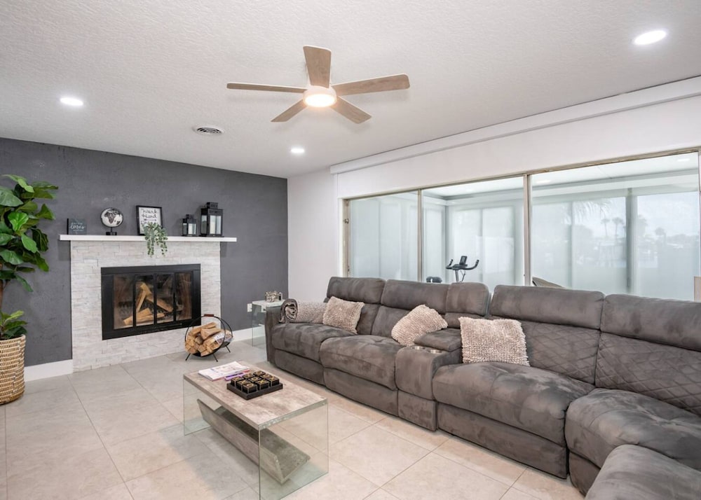 Riverside Retreat w Fireplace