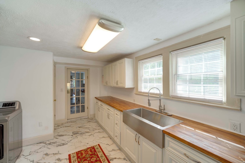 Near Lake Erie, Harbor & Parks: Conneaut Getaway!