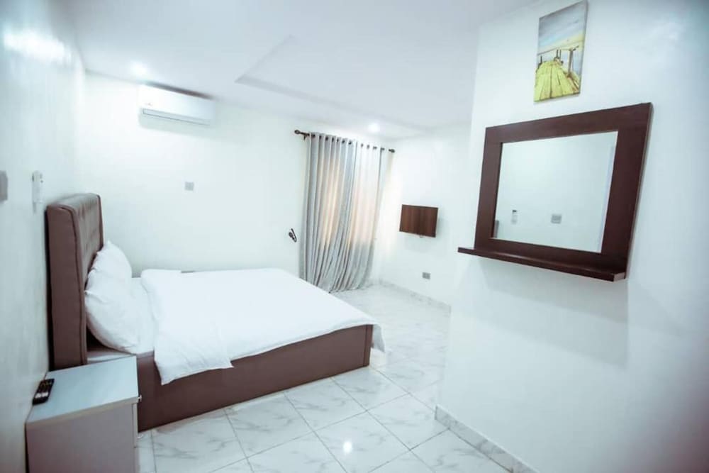 Immaculate 1-bed Apartment in Lagos view 4