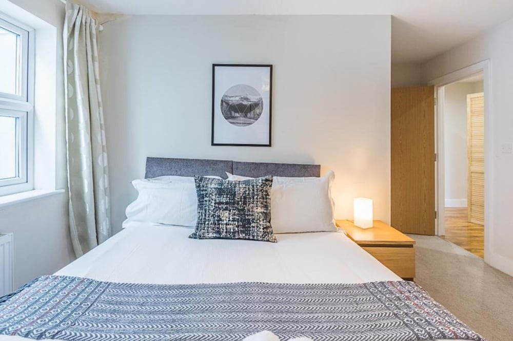 Luxurious Modern One Bedroom Apartment view 4