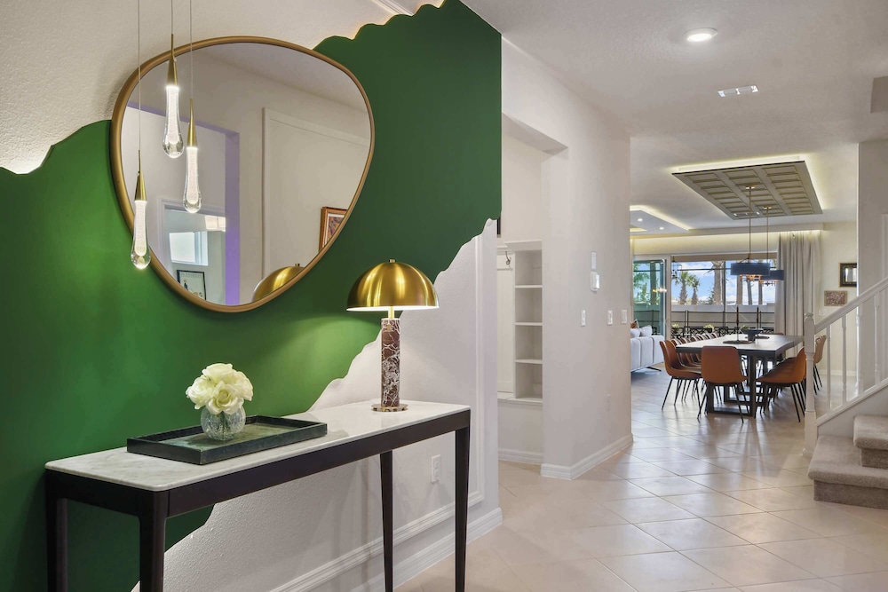 Luxurious Windsor Cay Retreat With Theater & Pool