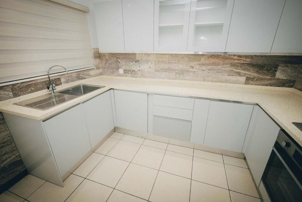 Luxury 3BR Alema Court-Airport Close