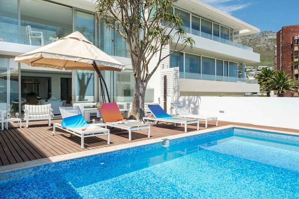 Villa Bleu Blanc in Camps Bay With Pool and Views