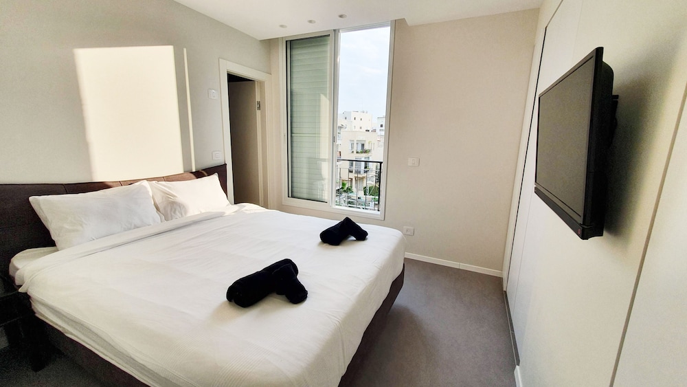 New 3 Bedroom Huge Roof Top 3 min Beach TL57 view 2