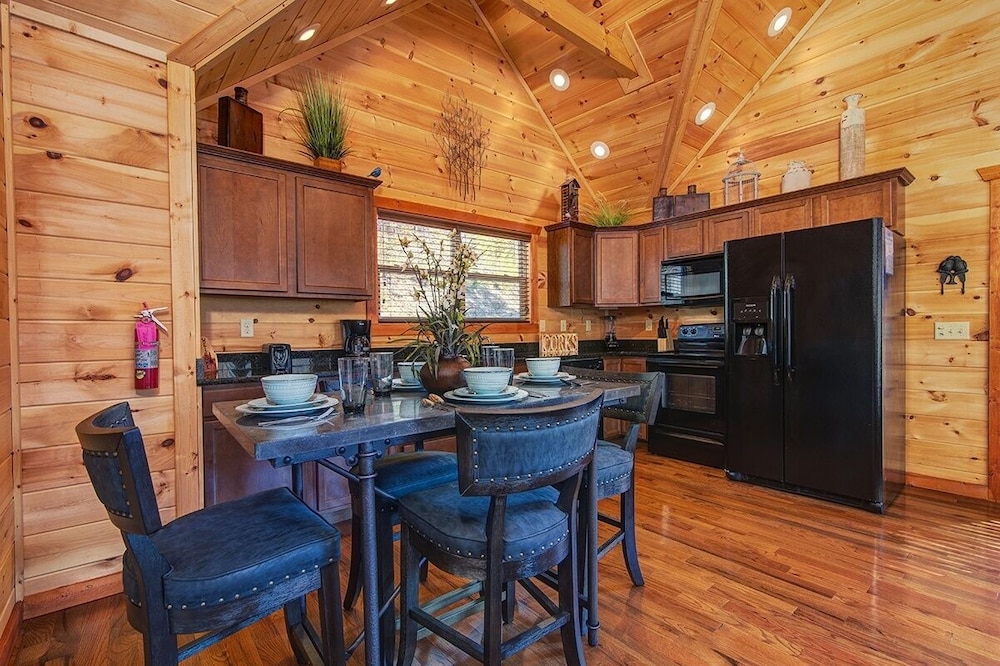 Mountain Romance - 1 Bedrooms, 1 Baths, Sleeps 4 Home by RedAwning
