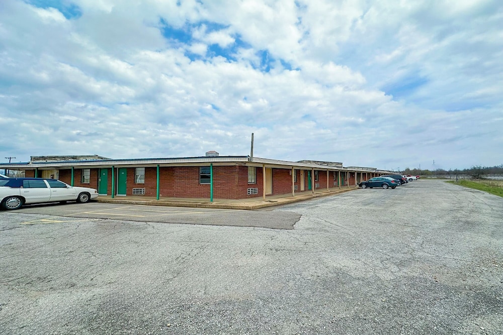 Shamrock Kings Inn By Oyo Marked Tree I-555