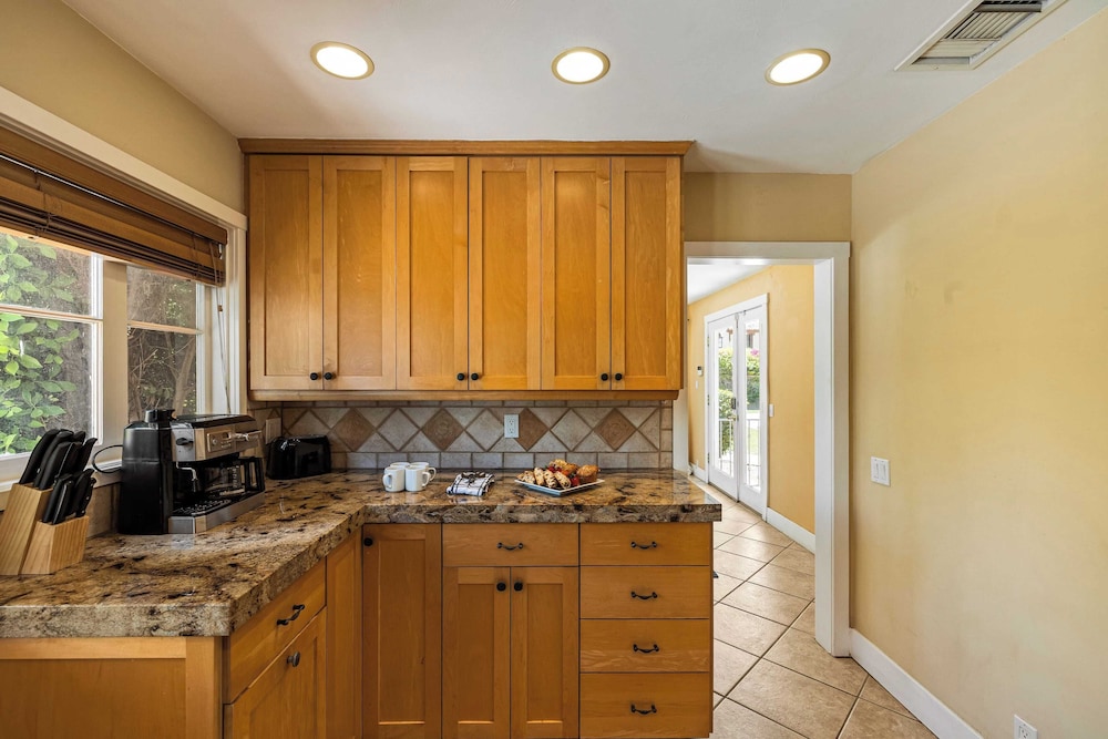 Dandelion by Avantstay Pool, 0.2mi to Downtown!