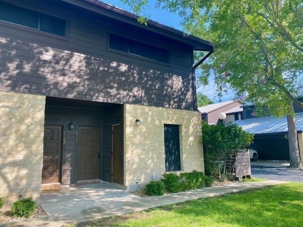 Hotel De Comal Cw C101 2 Bedroom Condo by RedAwning - Image 1