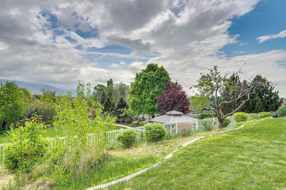 6 Mi to Grove Creek Canyon Trail: Abode w/ Views