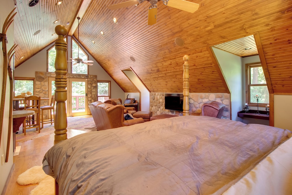 Dock Access: Romantic River Retreat in Gassville
