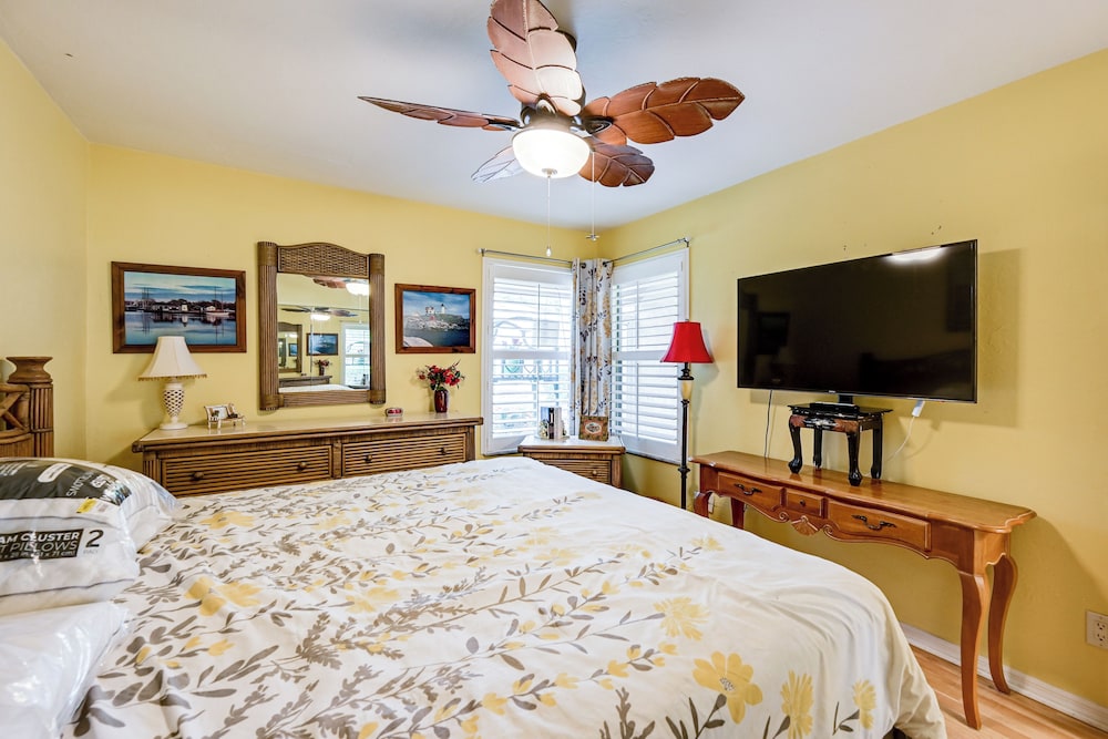 Extended Stay in Estero: Townhome w/ Lake Views!