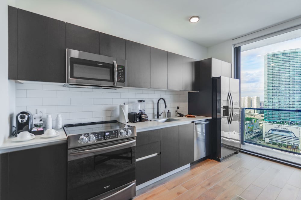 Breathtaking Studio with Bay & City View