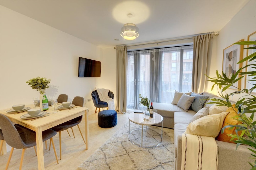 Lovely Flat in Kiln Close With Free Parking