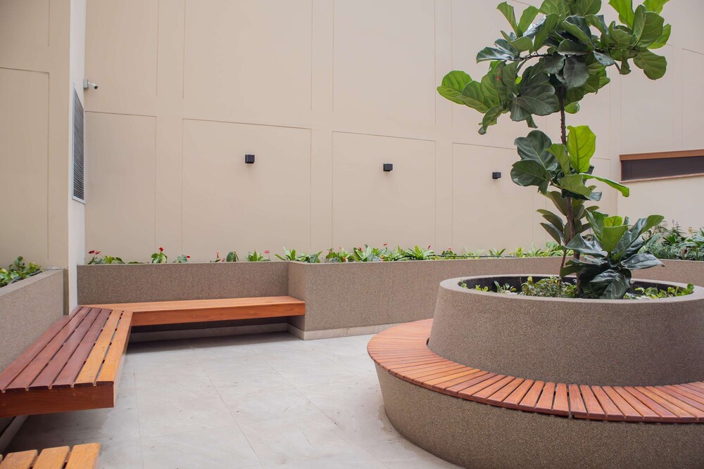 w Modern 3BR w Balcony Near Kennedy Park