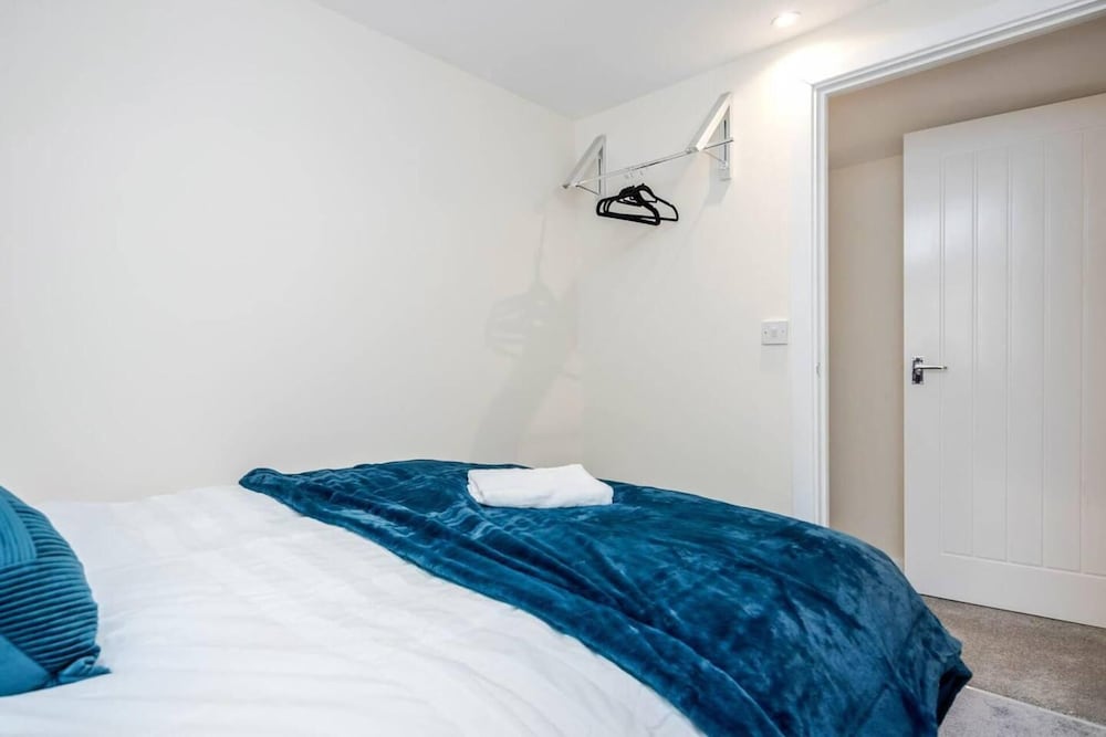 Cosy 2BR Maisonette Near Hospital & Stations view 5