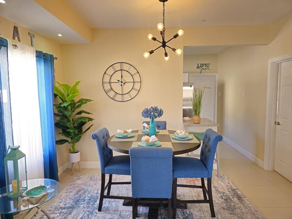 Sunny-shore Hideaway