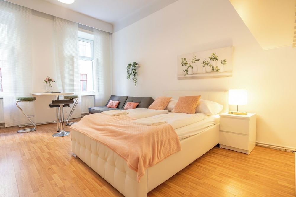 Chic 2BR City Stay Central Location
