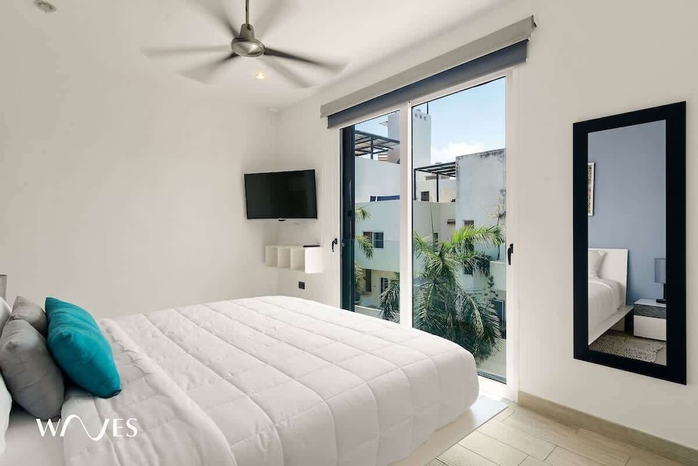 1 Br. W/5th Avenue View Steps From the Beach
