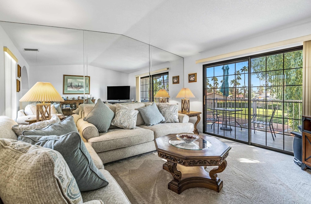 Stylish Condo With Panoramic View Community Pool