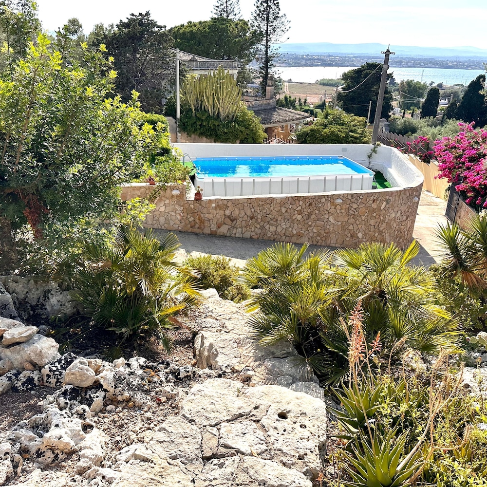 Rock Garden Villa in Isola