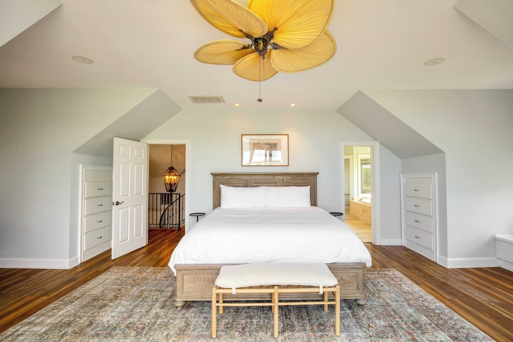 Sleeps 38 2 Homes, Steps to the Beach, Private Pool + Hottub, Game Room, Views